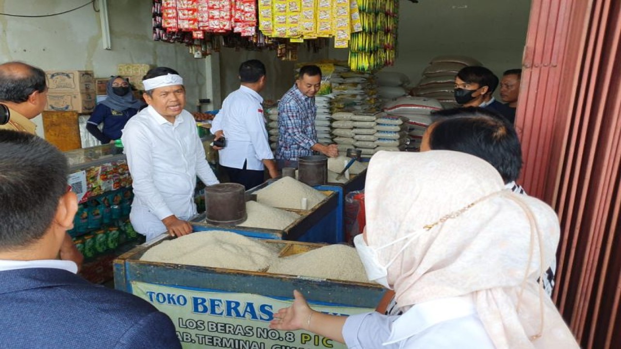 Anggota DPR RI Dedi Mulyadi saat meninjau stok dan harga kebutuhan pokok di Pasar Induk Cikopo, Purwakarta. (ANTARA/Dok Dedi Mulyadi)