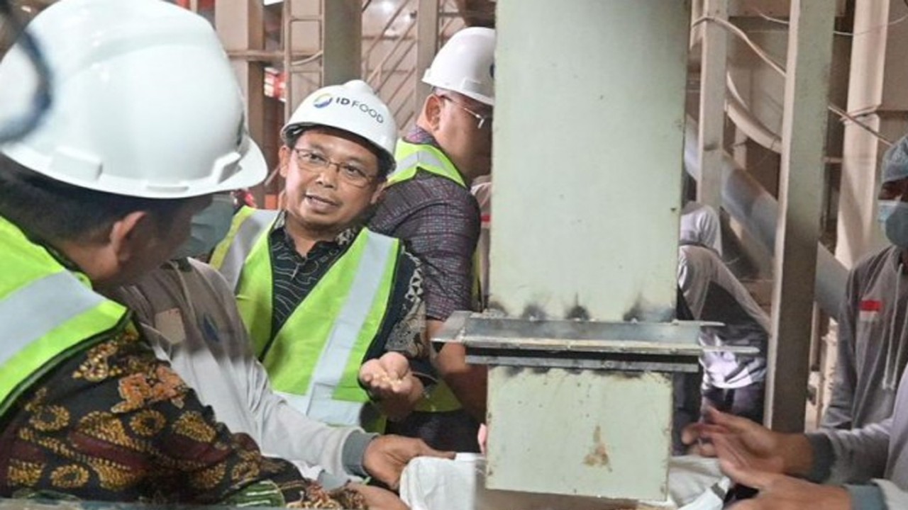 Anggota Komisi VI DPR RI Herman Khaeron saat memimpin Tim Kunspek Komisi VI di PT Rajawali Nusantara Indonesia, Kabupaten Indramayu, Provinsi Jawa Barat. Foto: Taufan/nr