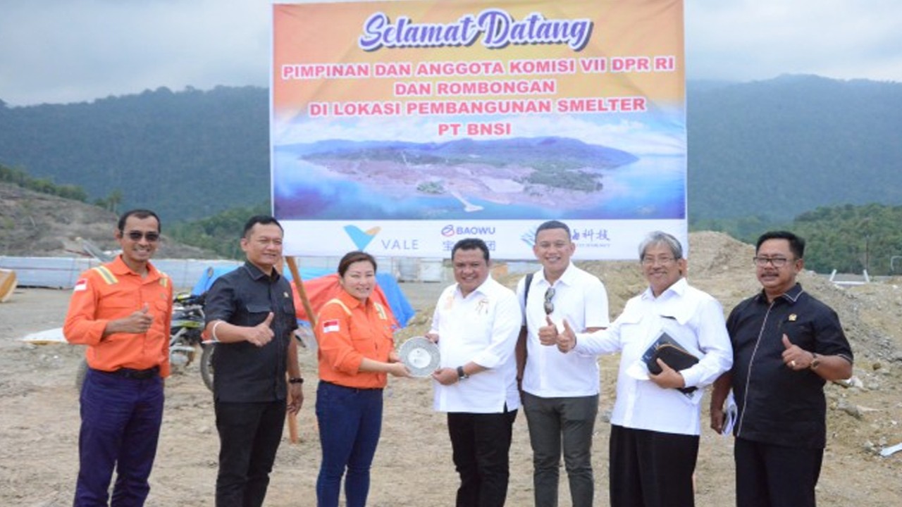 Anggota Komisi VII DPR RI Lamhot Sinaga saat bertukar cenderamata usai meninjau pembangunan smelter yang berlokasi di Desa Sambalangi. Foto: Aaron/nr