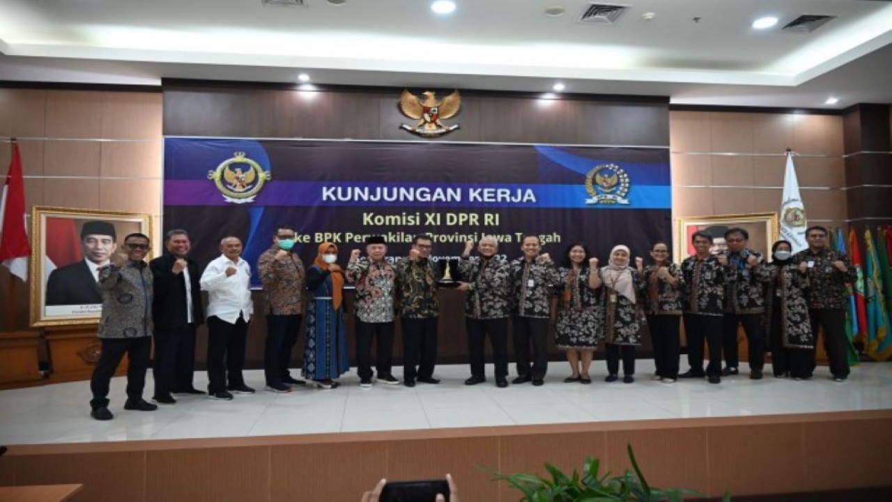 Anggota Komisi XI DPR RI Musthofa saat bertukar cenderamata usai memimpin tim kunjungan kerja spesifik Komisi XI. (Bunga/nvl)