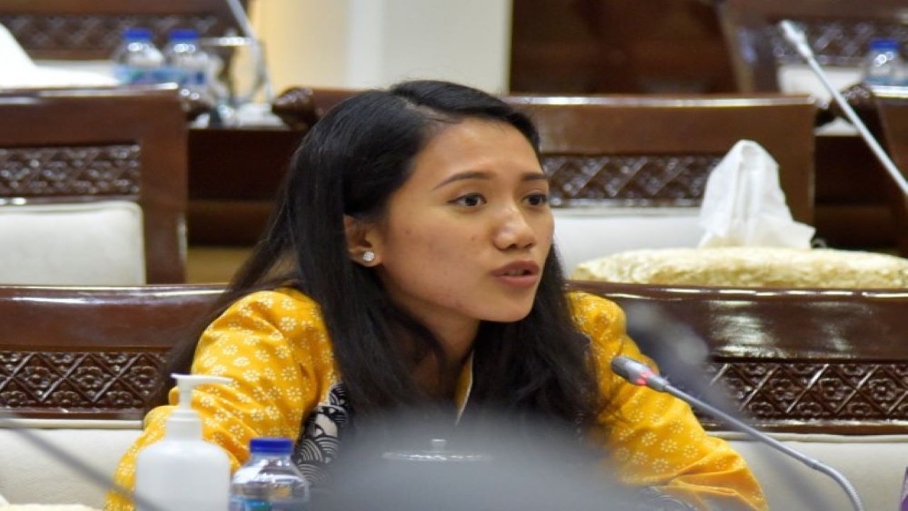 Anggota Komisi XI DPR RI Puteri Anetta Komarudin saat Rapat Dengar Pendapat Komisi XI DPR RI dengan Direktur Jenderal Kekayaan Negara (DJKN) Kementerian Keuangan (Kemenkeu) RI dalam rangka pembahasan terkait PMN Non Tunai Tahun 2022 yang digelar di Ruang Rapat Komisi XI DPR RI, Senayan, Jakarta, Selasa (8/11/2022). (Munchen/Man)