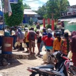 Antrean pembelian minyak tanah di salah satu pangkalan di Kota Kupang, Kamis (24/11). ANTARA/Kornelis Kaha-1669273096