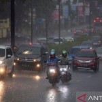 Arsip - Pengendara menerobos hujan lebat saat melintas di jalan protokol Palembang. (ANTARA/Nova Wahyudi/pri)-1669086855