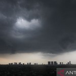 Awan mendung menyelimuti sebagian kota Surabaya, Jawa Timur,-1668399311