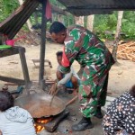 Babinsa Biak Utara bantu warga cara mengolah minyak kelapa-1669022362