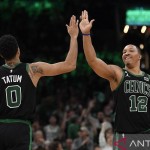 Bintang Boston Celtics Jayson Tatum (kiri) melakukan tos dengan rekannya Grant Williams-1668230005