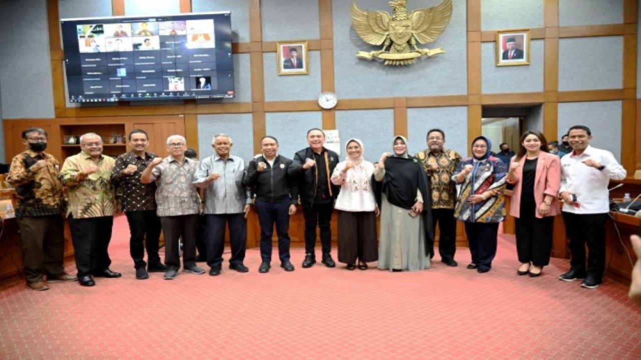 Wakil Ketua Komisi X DPR RI Dede Yusuf foto bersama usai Rapat Kerja Komisi X DPR RI dengan Menteri Pemuda dan Olahraga Republik Indonesia di Nusantara I, Senayan, Jakarta, Selasa (8/11/2022). (Tari/Man)