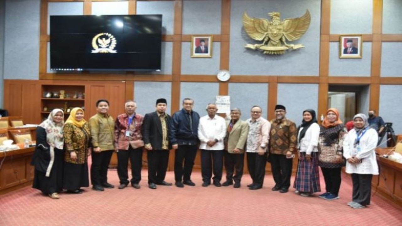 Ketua Panja Perguruan Tinggi Komisi X DPR RI, Dede Yusuf dalam foto bersama usai Rapat Dengar Pendapat Umum (RDPU) Komisi X DPR RI dengan FORSILADI. (Oji/nr)