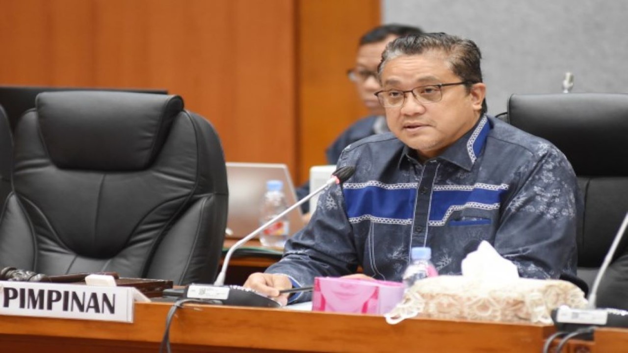 Ketua Panja Perguruan Tinggi Komisi X DPR RI, Dede Yusuf saat RDPU dengan beberapa rektor perguruan tinggi yang menyelenggarakan Unit Pendidikan di Luar Kampus. (Dep/nr)