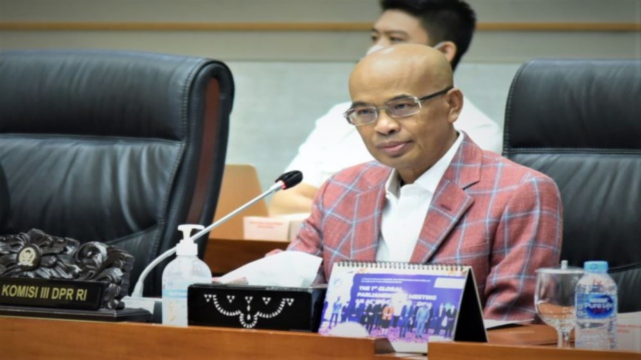 Wakil Ketua Komisi III DPR Desmond J Mahesa di Gedung Parlemen, Jakarta, Senin (7/11/2022). (Oji/Man)