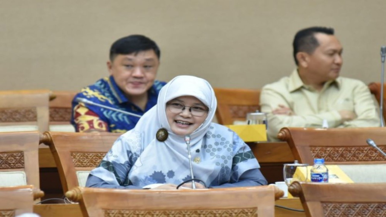 Anggota DPR RI Komisi VII Diah Nurwitasari saat RDP Komisi VII DPR dengan Kepala SKK Migas Dwi Soetjipto beserta jajaran. (Oji/nr)