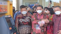 Direktur Utama Bank Mega Kostaman Thayib (tengah) bersama Gubernur Bank Indonesia Perry Warjiyo (kanan) ANTARA/HO-Bank Mega-1669702794