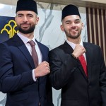 Dua pesepak bola Jordi Amat (kiri) dan Sandy Walsh berfoto setelah resmi menjadi warga negara Indonesia-1668681627