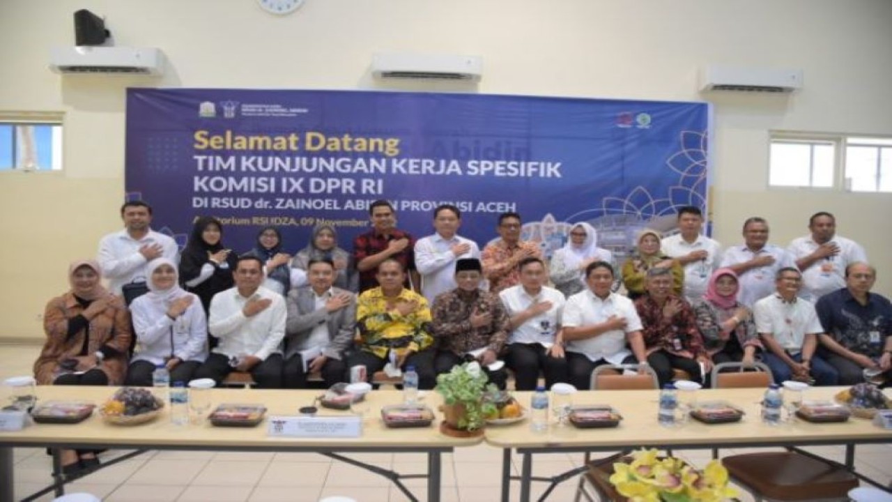 Wakil Ketua Komisi IX DPR RI Emanuel Melkiades Laka Lena saat foto bersama usai kunjungan kerja spesifik ke Rumah Sakit Umum Daerah (RSUD) dr. Zainoel Abidin. (Chasbi/nr)