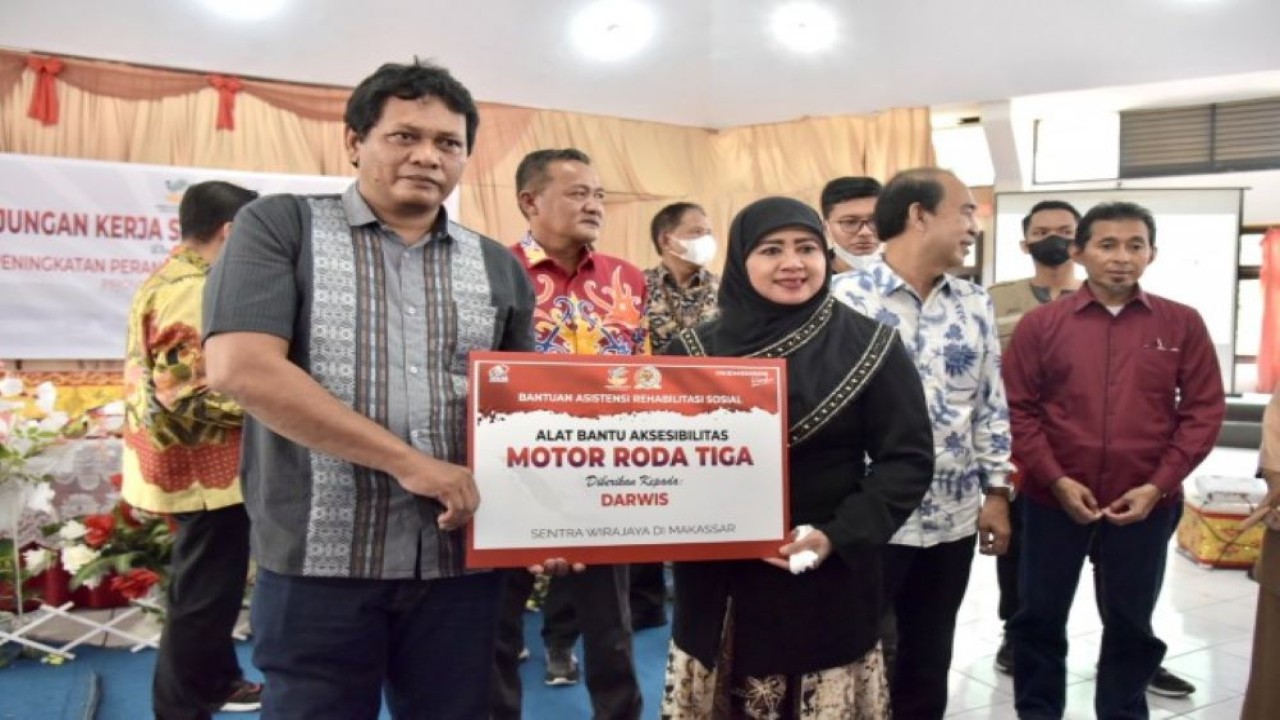 Anggota Komisi VIII DPR RI Endang Maria Astuti saat memberikan bantuan asistensi rehabilitasi sosial  di Sentra Wirajaya Makassar. (Tiara/nr)