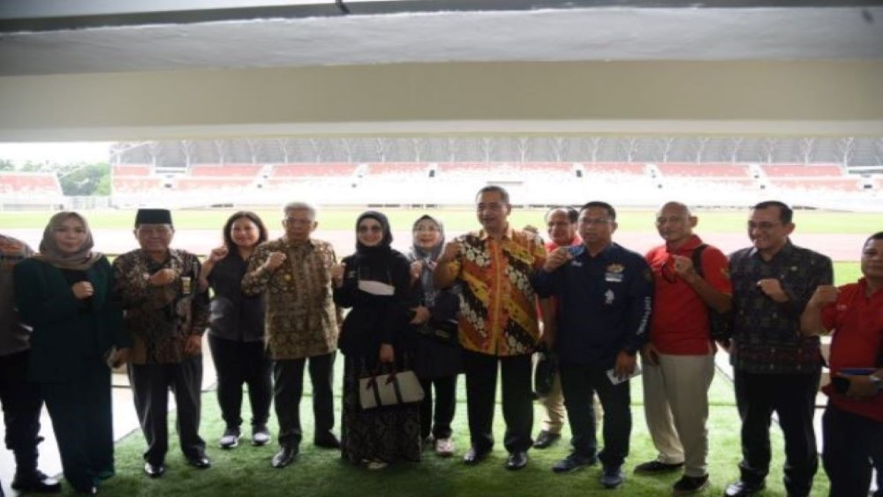 Anggota Komisi X DPR RI Ferdiansyah saat memimpin Tim Kunjungan Kerja Komisi X DPR RI dalam peninjauan stadion Gelora Sriwijaya Jakabaring. (Arief/nr)