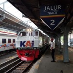 Foto dok. Petugas memberangkatkan kereta di Stasiun Jember (ANTARA/HO-Humas KAI Daop 9 Jember)-1669371632