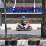 Foto Dokumentasi-Seorang pengendara melintas di depan Kantor BPKP Perwakilan NTB di Jalan Majapahit, Mataram. (ANTARA/Dhimas B.P.)-1668676007