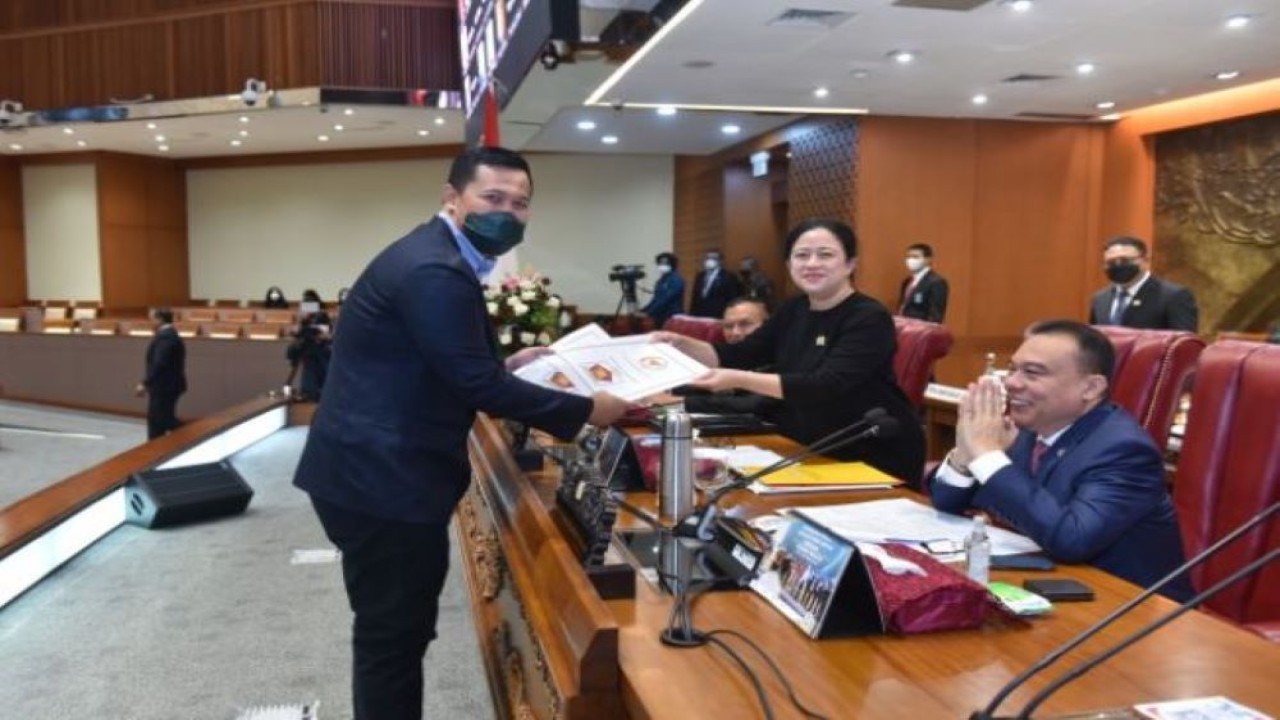 Anggota DPR RI Andika Pandu Puragabaya saat menyerahkan Pandangan Fraksi Partai Gerindra di Rapat Paripurna. (Jaka/nr)