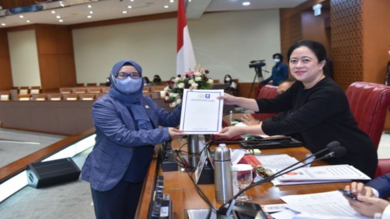 Anggota DPR RI Dian Istiqomah saat menyerahkan pandangan F-PAN pada Rapat Paripurna DPR RI, Kamis (17/11/2022). (Jaka/nr)