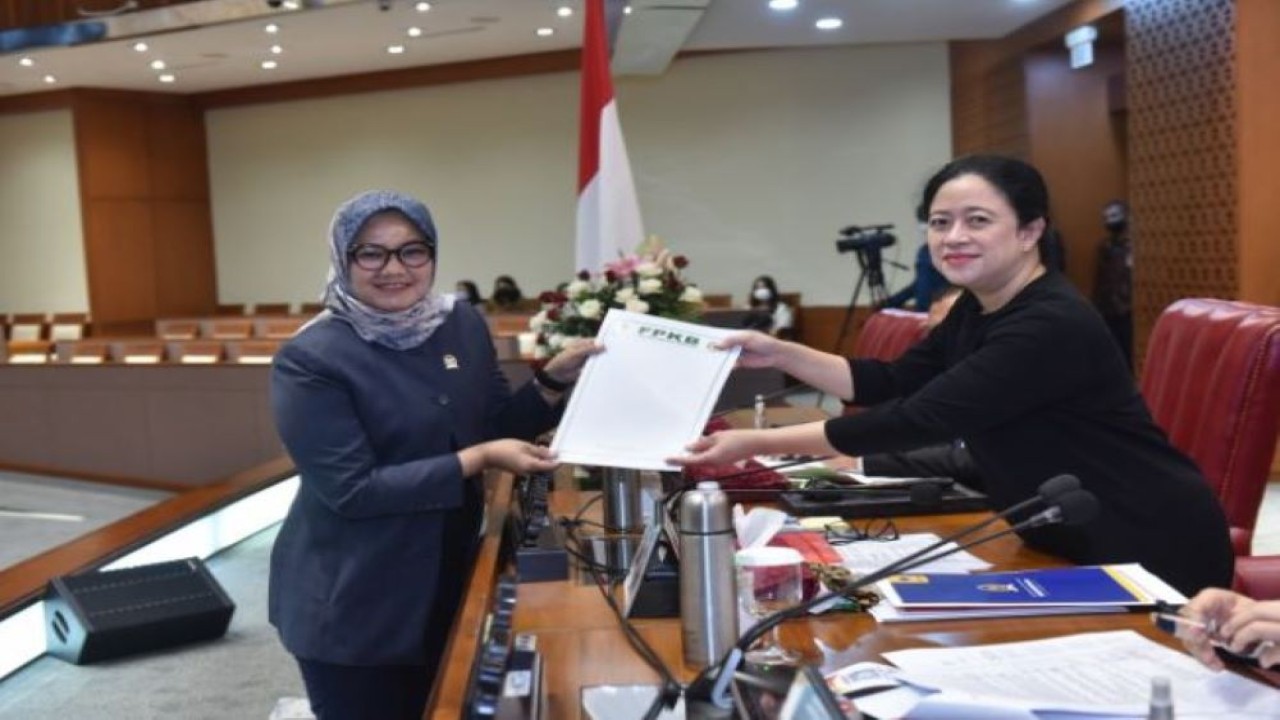 Anggota DPR RI Ela Siti Nuryamah saat menyerahkan pandangan F-PKB saat Rapat Paripurna. (Jaka/nr)