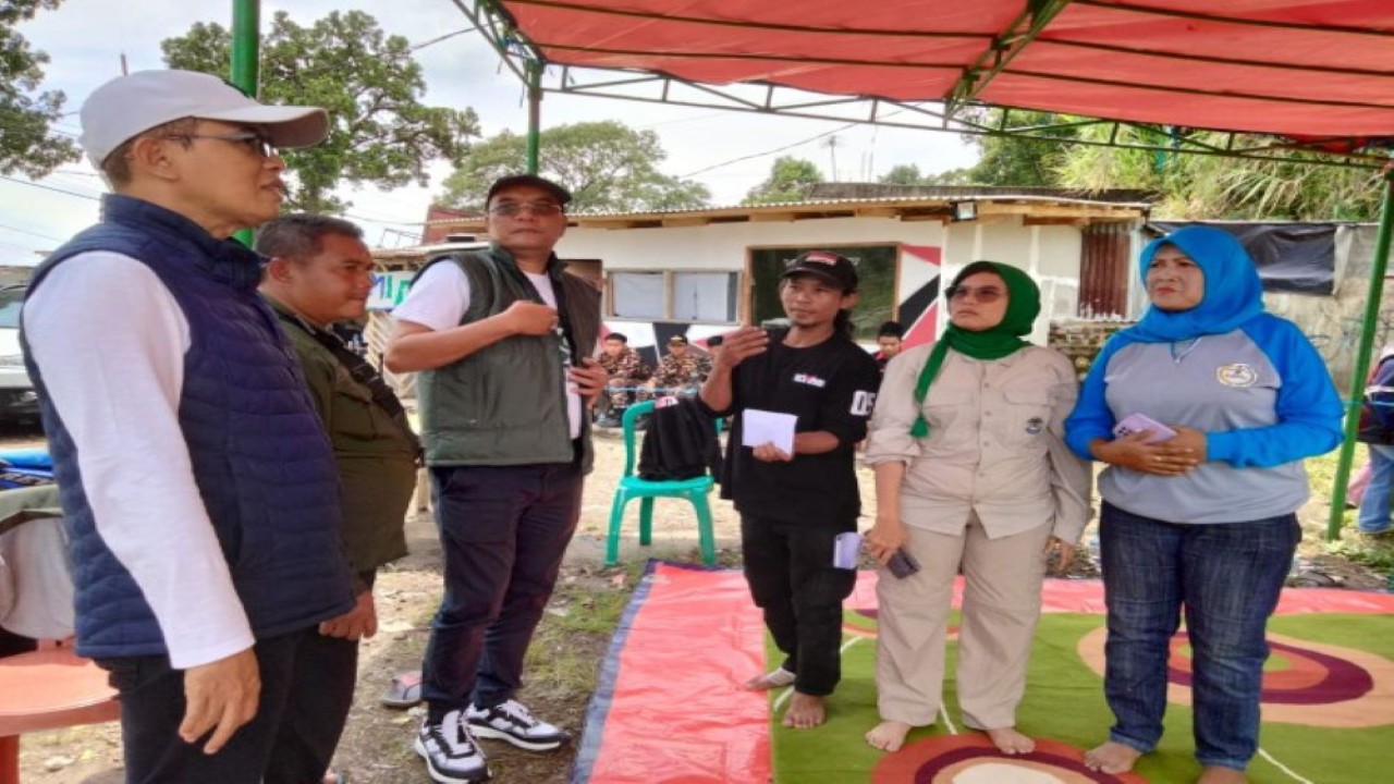 Wakil Ketua Komisi VIII DPR RI Marwan Dasopang saat melakukan kunjungan lapangan ke tempat pengungsian korban gempa bumi di Desa Cibeureum, Kecamatan Cugenang, Kabupaten Cianjur, Selasa (22/11/2022). (Ist/Man)