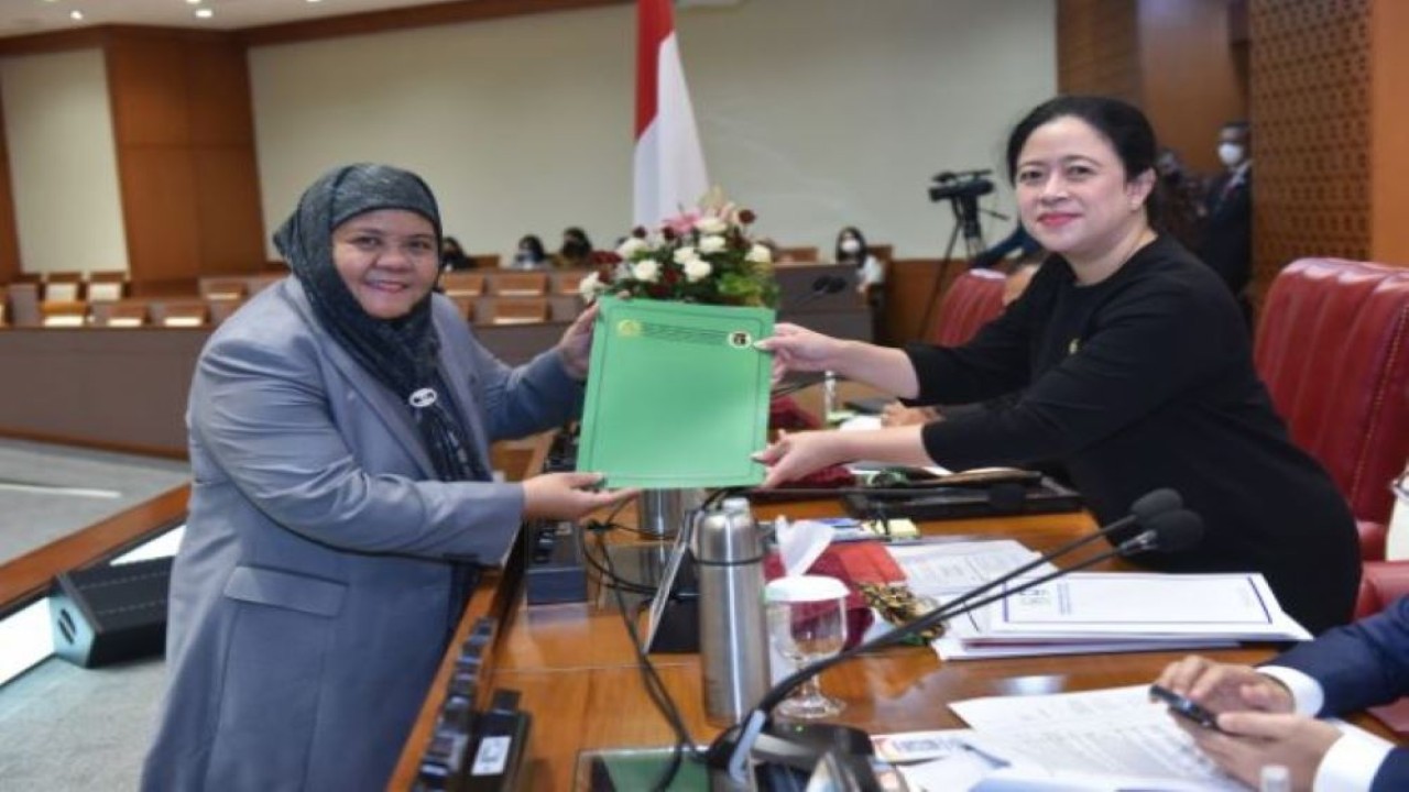 Anggota DPR RI Wartiah saat menyerahkan pandangan Fraksi Partai Persatuan Pembangunan (PPP) di Rapat Paripurna. (Jaka/nr)
