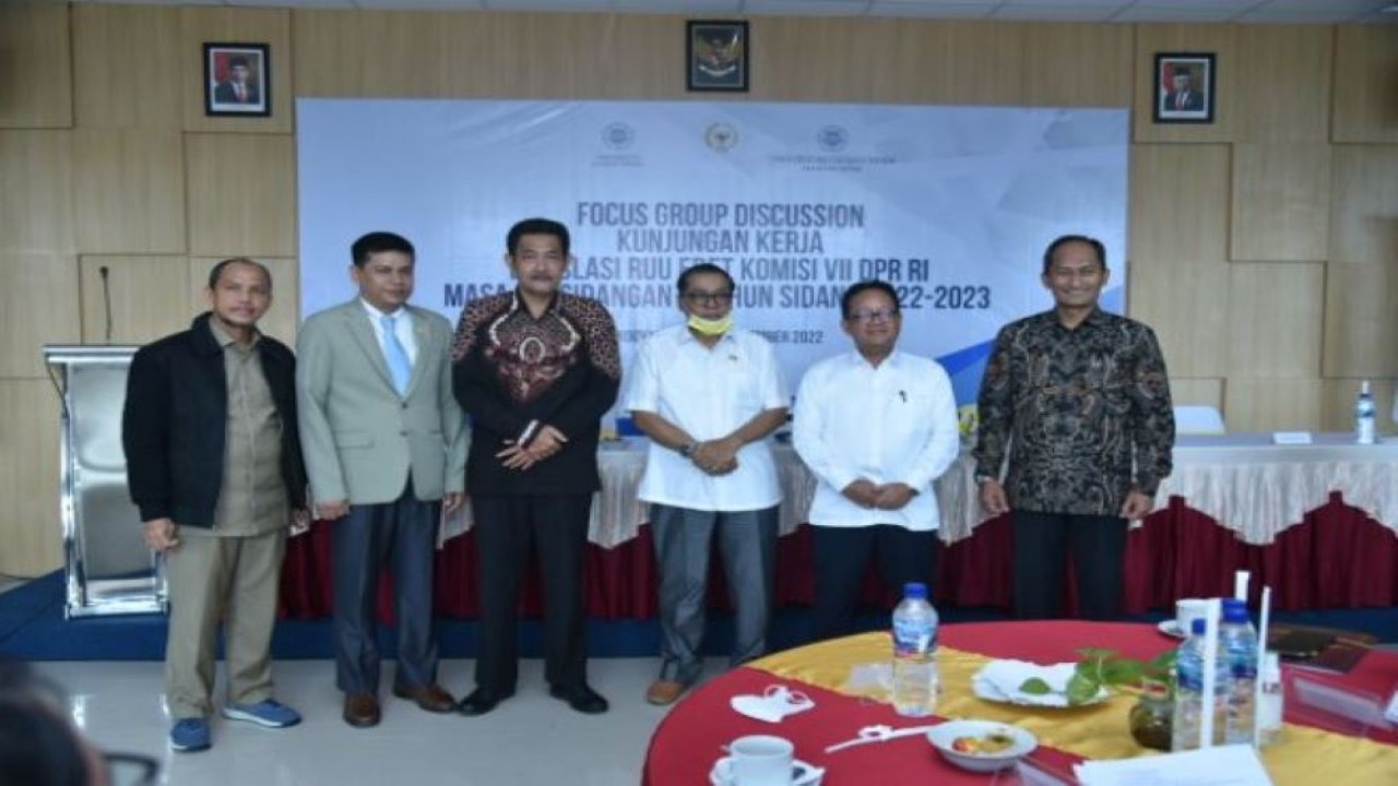 Anggota Komisi VII DPR RI Gandung Pardiman saat foto bersama usai FGD dalam rangka Kunjungan Kerja Legislasi RUU EBET Komisi VII DPR RI. (Oji/nvl)