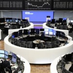 Grafik indeks harga saham Jerman DAX terlihat di bursa saham di Frankfurt, Jerman. (ANTARA FOTO/REUTERS)-1668566011