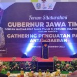 Gubernur Jawa Timur Khofifah Indar Parawansa saat memberikan sambutan dalam Forum Silaturahmi dengan masyarakat Jawa Timur di Sulawesi Selatan-1668665365