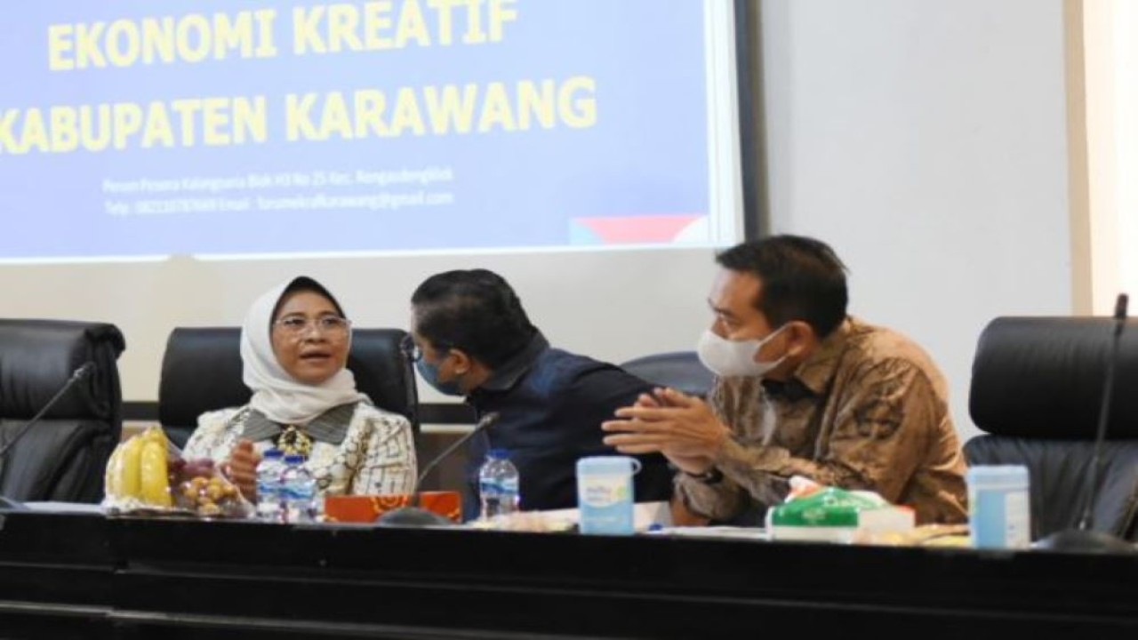 Wakil Ketua Komisi X DPR RI Hetifah Sjaifudian saat mengikuti Kunjungan Kerja Komisi X DPR RI ke Kabupaten Karawang, Jumat (18/11/2022). (Dep/nr)