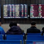 Ilustrasi: Investor melihat layar yang menunjukkan infromasi saham di bursa saham di Shanghai, China. (ANTARA/REUTERS/Aly Song/ama/djo)-1669109433