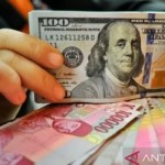 Ilustrasi - Lembaran mata uang rupiah dan dolar AS. ANTARA FOTO/Puspa Perwitasari/aa.-1668481988