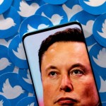 Ilustrasi. Terlihat gambar Elon Musk di sebuah smartphone yang ada di depan logo Twitter. Gambar ini diambil 28 April 2022. (REUTERS/DADO RUVIC)-1669346541