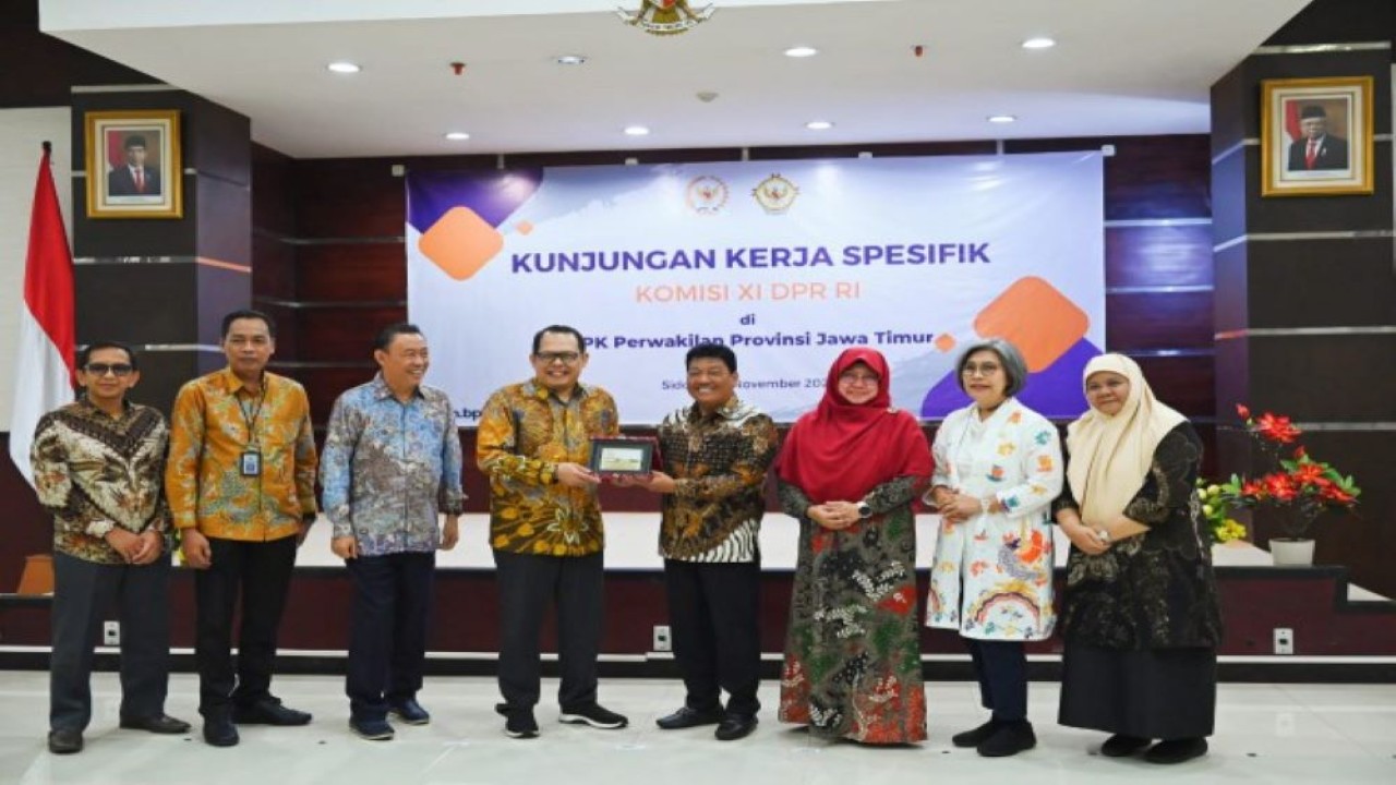 Anggota Komisi XI DPR RI Indah Kurnia saat foto bersama usai menghadiri pertemuan dengan pejabat BPK RI serta jajaran BPK Jatim di kantor BPK Jatim. (Mentari/nvl)