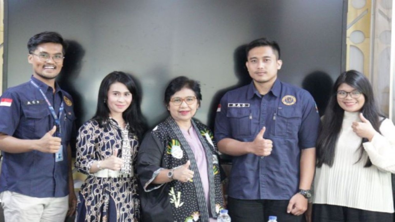 Anggota Komisi IX DPR RI Irma Suryani saat foto bersama usai menerima audiensi Diesel One Solidarity Community di Ruang Rapat Fraksi Partai NasDem DPR. (Ist/nr)