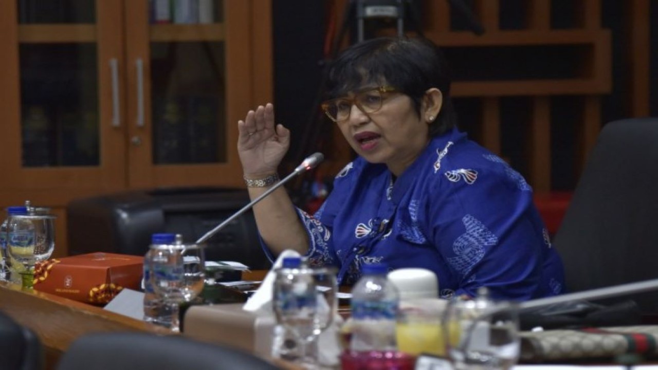 Anggota Komisi IX DPR RI Irma Suryani Chaniago dalam Rapat Kerja Komisi IX DPR RI bersama Menteri Kesehatan Budi Gunadi Sadikin dan RDP dengan Kepala BPOM Penny K Lukito, IDAI, Gabungan Perusahaan (GP) Farmasi Indonesia, serta IPMG, di Gedung Nusantara I, Senayan, Jakarta, Rabu (2/11/2022). (Mu/Man)