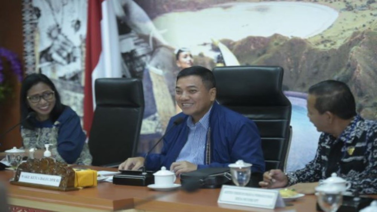 Anggota Baleg DPR RI Jon Erizal saat memimpin pertemuan saat kunker Baleg DPR RI di Kantor Gubernur Provinsi Nusa Tenggara Timur (NTT). (Andri/nr)