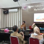 Kalaksa BPBD Padang, Endrizal memberikan edukasi kepada staf Pemko Padang terkait potensi dan mitigasi bencana. (ANTARA/HO-BPBD Padang)-1669689523