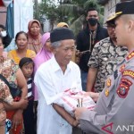 Kapolres Asahan AKBP Roman Smaradhana Elhaj memberikan bantuan sembako kepada warga korban banjir di Desa Dua Hulu, Kabupaten Asahan. ANTARA/HO-1668399885