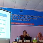 Kepala Disdikpora Zainal Jusmar (kiri) saat memberikan sosialisasi memberlakukan proses belajar mengajar (PBM) dari Senin sampai Jumat. ANTARA/Laila Syafarud-1669347325