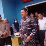 Kepala Staf Angkatan Laut (KSAL) Laksamana Yudo Margono (tengah) mengunjungi bakti sosial yang dilaksanakan di Bojongmanik Kabupaten Lebak, Banten. ANTARA/Mansur-1669347203