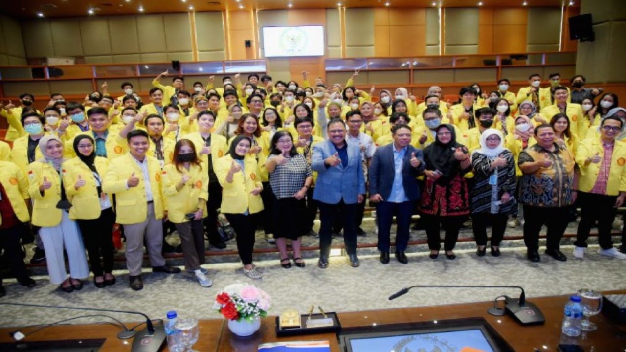 Ketua BURT DPR RI Agung Budi Santoso saat foto bersama usai menerima mahasiswa UI di Ruang Abdul Muis, Kompleks Parlemen, Jakarta, Jumat (4/11/2022). (Runi/nvl)