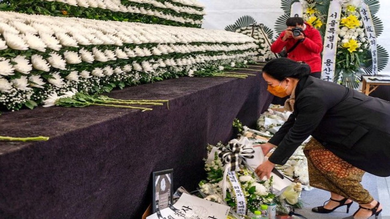 Ketua DPR RI Puan Maharani meletakkan karangan bunga saat mengunjungi lokasi memorial Tragedi Itaewon di Seoul, Korea Selatan, Kamis (10/11/2022). (ANTARA/HO-DPR)
