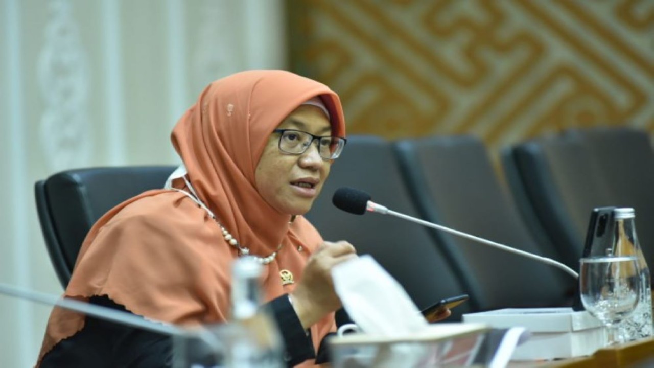 Anggota Baleg DPR RI Ledia Hanifa Amaliah saat RDPU dengan Ikatan Dokter Indonesia (IDI), Persatuan Dokter Gigi Indonesia (PDGI) dan Asosiasi Dinas Kesehatan Seluruh Indonesia (ADINKES). (Oji/nr)