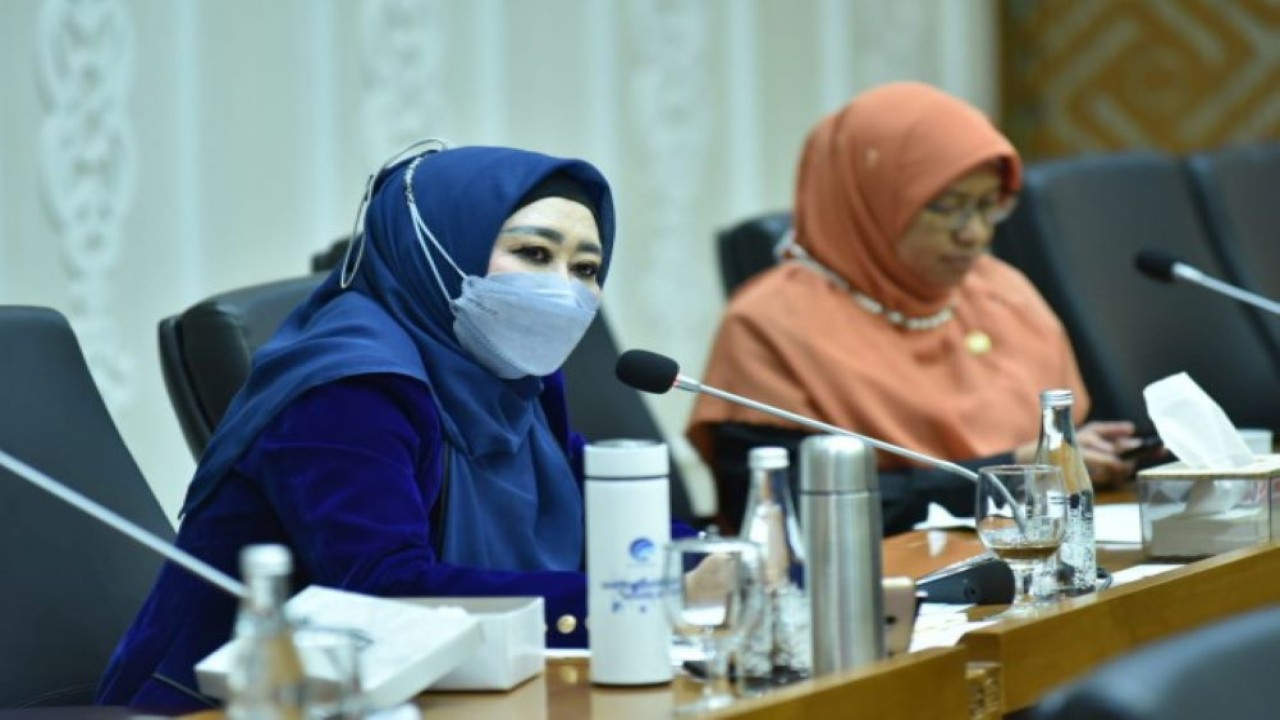 Anggota Badan Legislasi (Baleg) DPR RI Lisda Hendrajoni saat RDPU dengan IDI, PDGI, dan ADINKES. (Oji/nr)