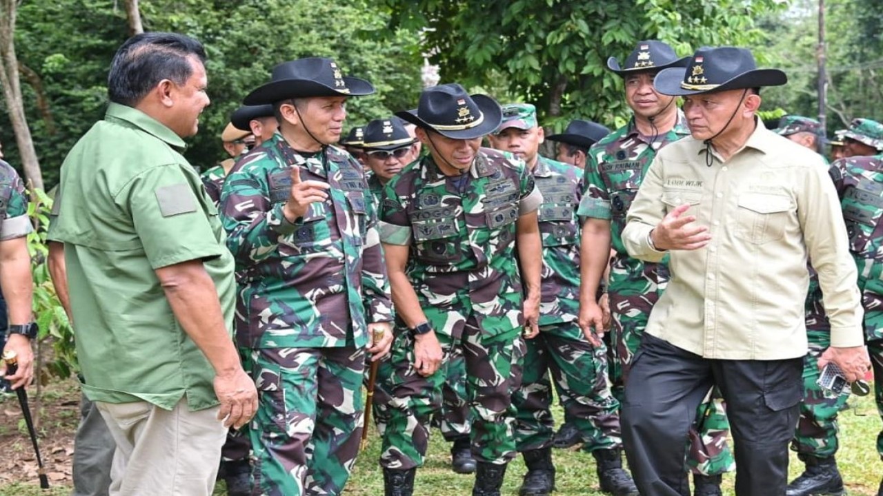 Wakil Ketua DPR RI Koprpolkam, Lodewijk F Paulus menghadiri Latihan Manuver Menembak Senjata Ranpur Terintegrasi yang diselenggarakan oleh Pussenkav. (Istimewa)