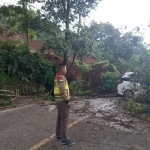 Longsoran tanah menutup akses jalan akibat gempa Cianjur pada Senin (21/11/2022). ANTARA/HO-Kementerian PUPR-1669025890