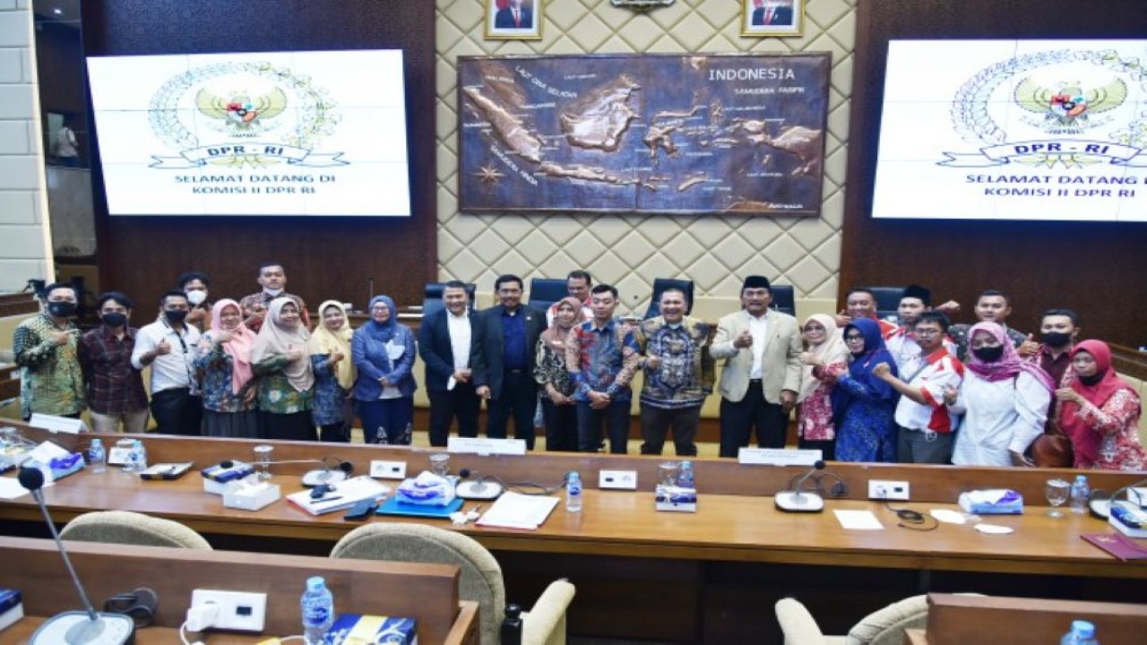 Lima Anggota Komisi II, Mardani Ali Sera, Sukamto, Difriadi, Dian Istiqomah, dan Ongku P. Hasibuan saat foto bersama usai menerima audiensi dari FGTHSI, Pendidik dan Tenaga Kependidikan Negara Indonesia, FPPN. (Kresno/nr).