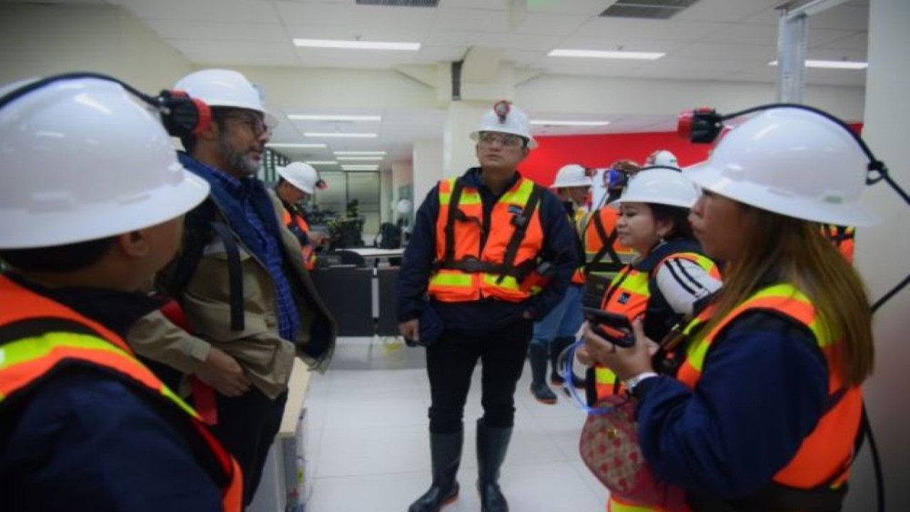 Wakil Ketua Komisi VI DPR Martin Manurung saat melakukan peninjauan ke MineGem dan Operasi Kereta Grasberg Block Cave (GBC), Mimika, Papua. (Kiki/nvl)